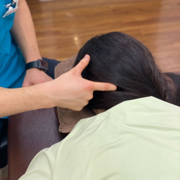 寝方で首が曲がり神経が伸ばされ寝ているため朝の頭痛が出るので筋膜リリースする女性