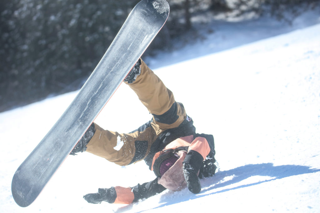 スノーボードで転倒する女性