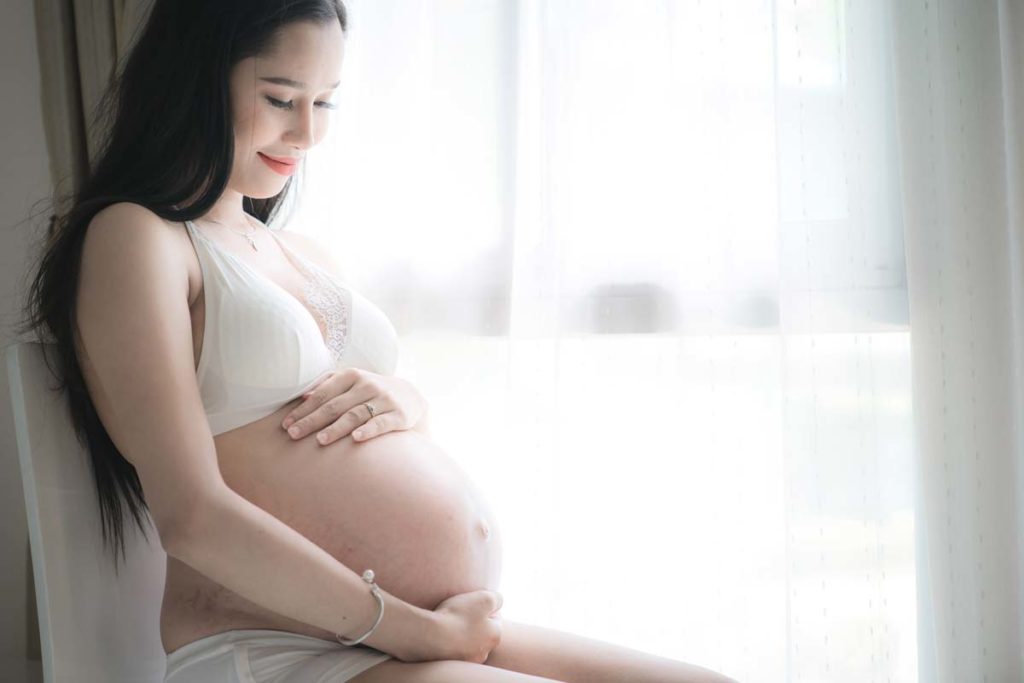 妊娠した女性は腹筋が伸ばされるので腰痛になりやすい