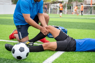 サッカー中の膝の怪我