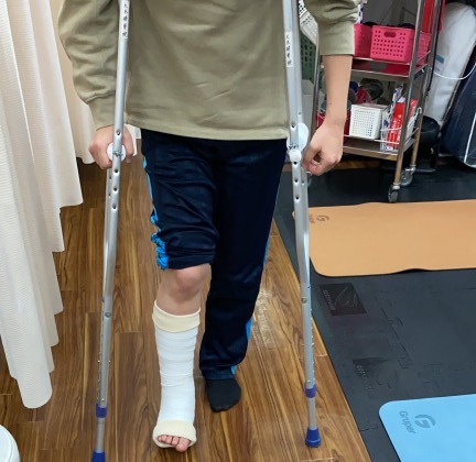 アキレス腱断裂の固定後松葉杖での歩行