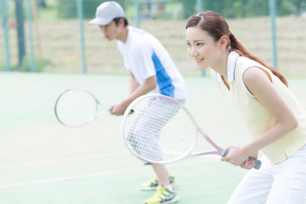 テニスの肩の痛みに悩む女性がテニスの試合