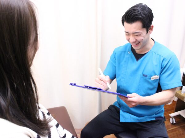 腰痛改善のためにカウンセリングを受ける患者