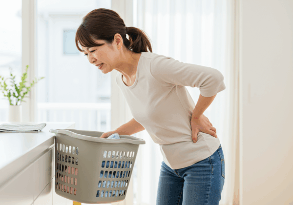 家事をしている姿勢で腰が痛くなる女性